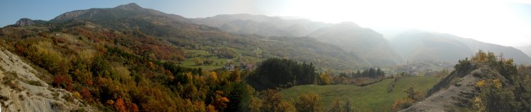 Panorama su Coli dai calanchi (25918 bytes)